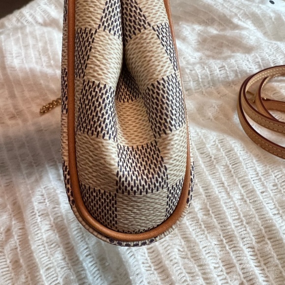 LOUIS VUITTON
Damier Azur Eva Clutch - Picture 7 of 16